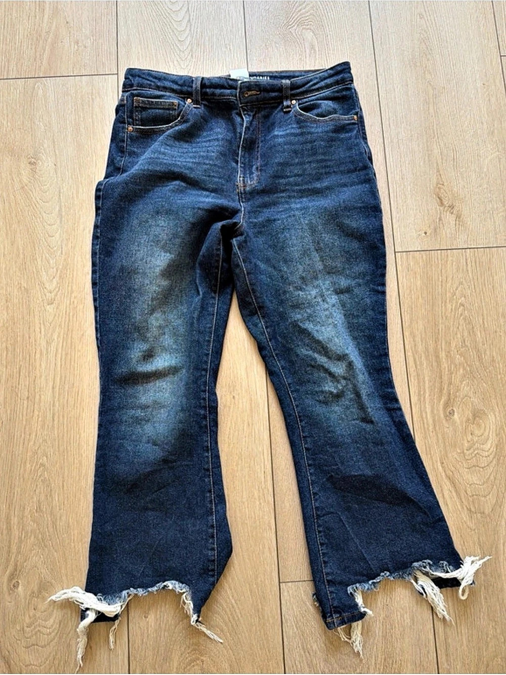 No Boundaries Women's straight leg cropped jeans in Blue size 11 frayed